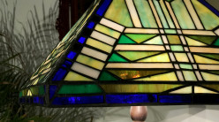 Lampe de prestige Tiffany avec pied en bois massif : Balade en forêt - Ø54cm